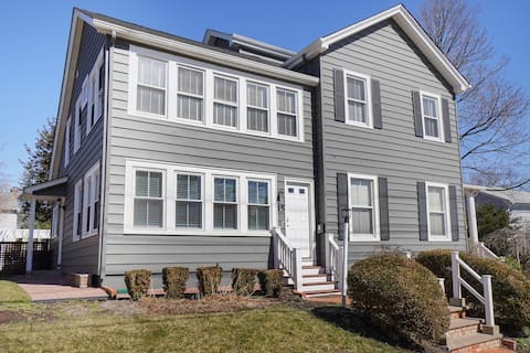 Newly decorated apartment in heart of Brookdale!