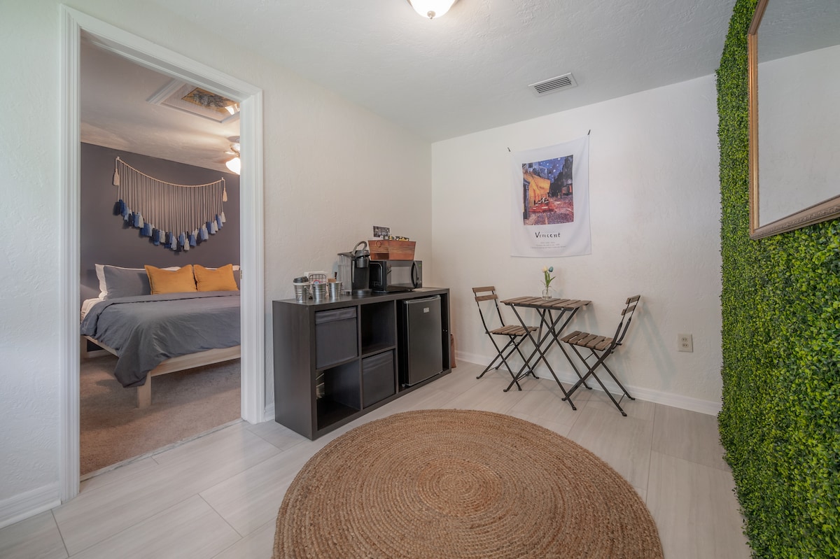 Top performing Airbnb: NEW* King Bed w/Private Entry - The Van Gogh Suite in Tampa