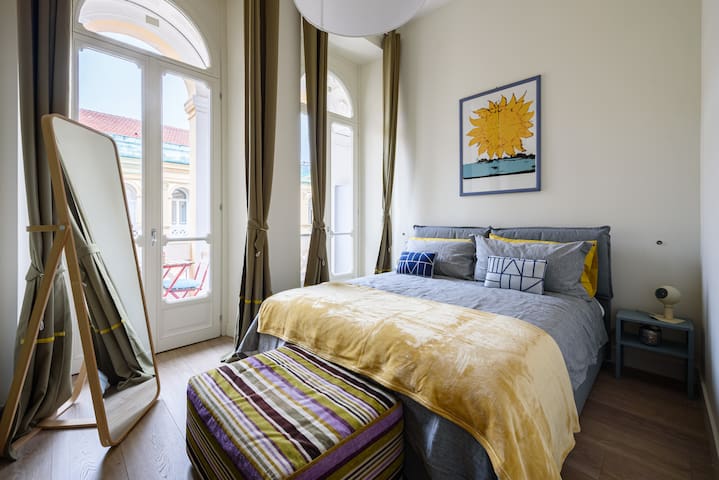 Bright 2-bedroom apartment in city center