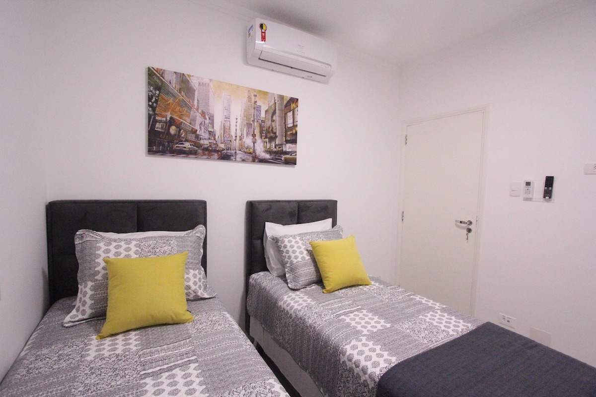 ห้องพักมีเตียงเดี่ยวสองเตียงซึ่งสามารถเปลี่ยนเป็นเตียงคู่ได้รวมกันมีเครื่องปรับอากาศทีวี 32 นิ้วเพื่อสะท้อนโทรศัพท์และช่อง YOUTUBE ที่มีอยู่บนทีวีโดยตรง