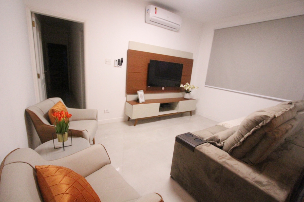 ห้องนั่งเล่นพร้อมเตียงโซฟาที่สะดวกสบายสมาร์ททีวีแอลจีขนาด 50 "BTV พร้อมช่องรายการมากกว่า 250 ช่องภาพยนตร์ซีรีส์เครื่องปรับอากาศเต้ารับ 220V และอินพุตยูเอสบี 2 ช่องสำหรับชาร์จโทรศัพท์มือถือม่านทึบเกมยูโนดาดฟ้าและโดมิโน