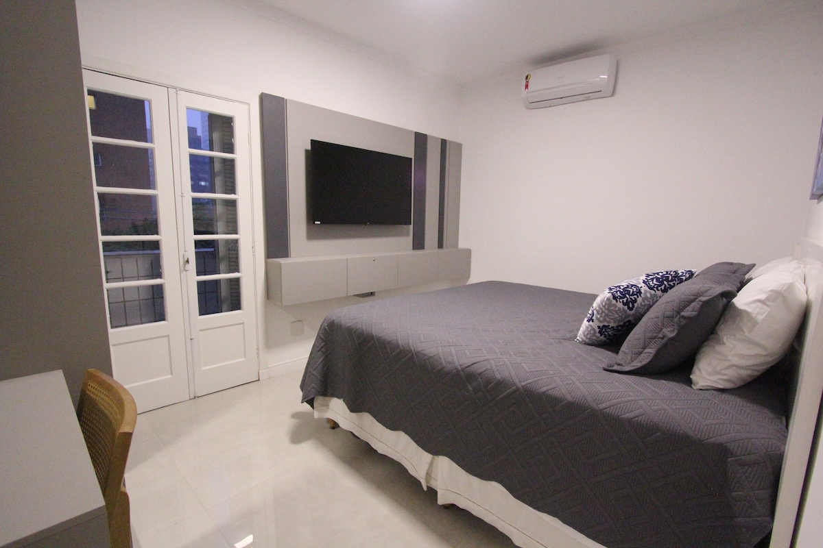 ห้องใหญ่พร้อมเตียงขนาดคิงไซส์สมาร์ททีวีขนาด 50 "จักรยานพร้อมช่องรายการมากกว่า 250 ช่องภาพยนตร์และซีรีส์เครื่องปรับอากาศโต๊ะทำงาน/โต๊ะเครื่องแป้งตู้เสื้อผ้าเต้ารับ USB สำหรับชาร์จแบตมือถือระเบียง