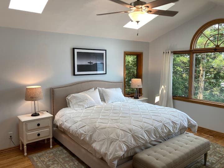 Hlavná spálňa (manželská posteľ King) s pocitom domu na strome.