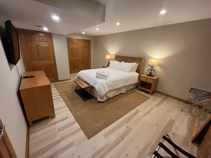 Spálňa #3 - manželská posteľ.  Veľká vlastná skriňa.  48-palcový televízor Roku.   (suterén)
