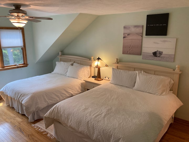 Druhá spálňa zahŕňa 2 veľké manželské postele Queen