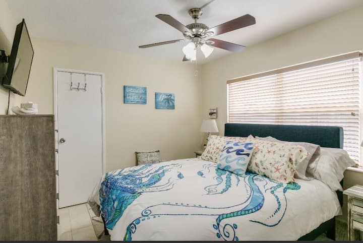 Брачен кревет (широк 150-179 см) и паметен телевизор Roku. Душек со големина на брачен кревет (широк 150-179 см) во плакарот.