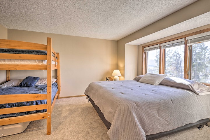 Hlavná spálňa na 3. poschodí #2 s manželskou posteľou King a poschodovou posteľou v plnej veľkosti