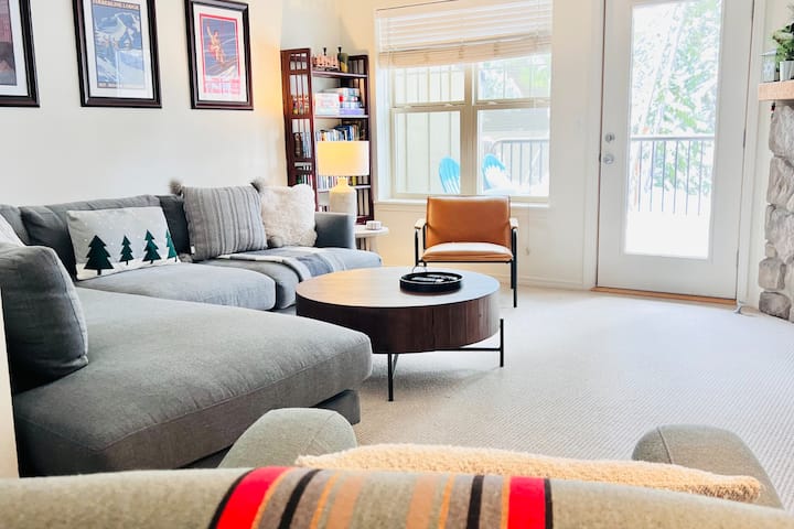 Cheerful 2 Bedroom Townhome In Collins Lake - 고번망 캠프