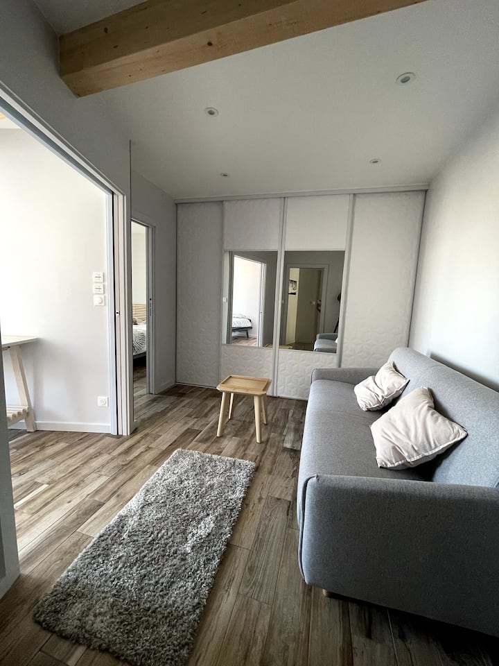 Chumba ambacho pia hutumika kama ufikiaji wa vyumba vingine 2 vya kulala 