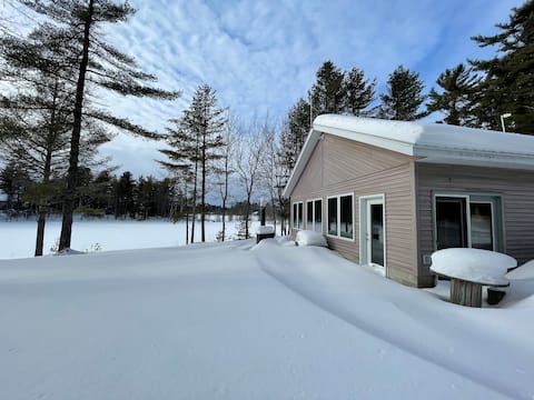 Cozy lake cabin retreat in Kingston Plains