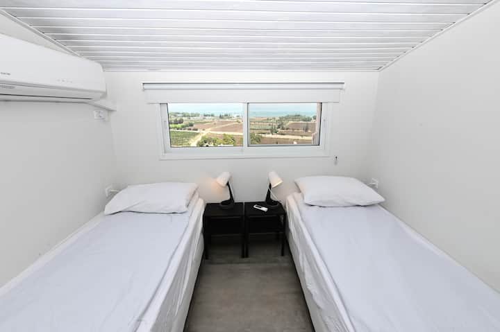 חדר שינה בקומה ה-2 
שתי מיטות יחיד 