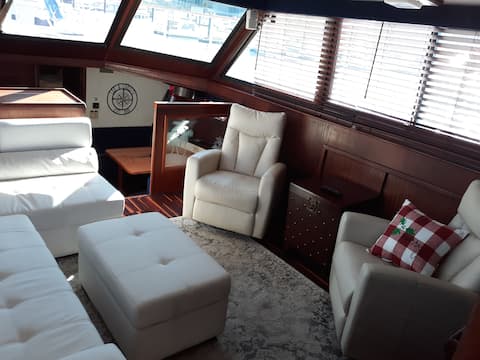 Successful Airbnb property: 48' Yacht ideally located on the Cape Fear River in Wilmington