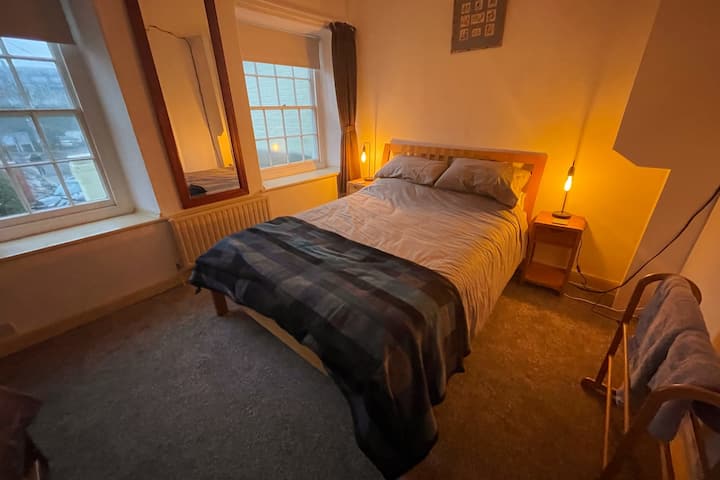 חדר שינה בקומה האמצעית בערב.