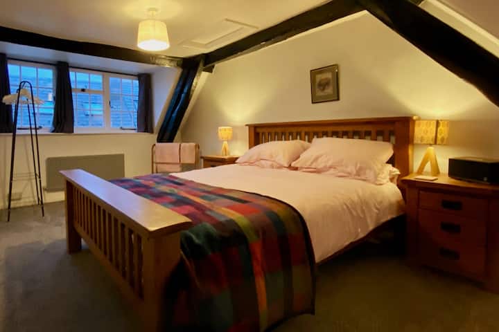 חדר שינה בקומה העליונה כפי שנראה בערב.