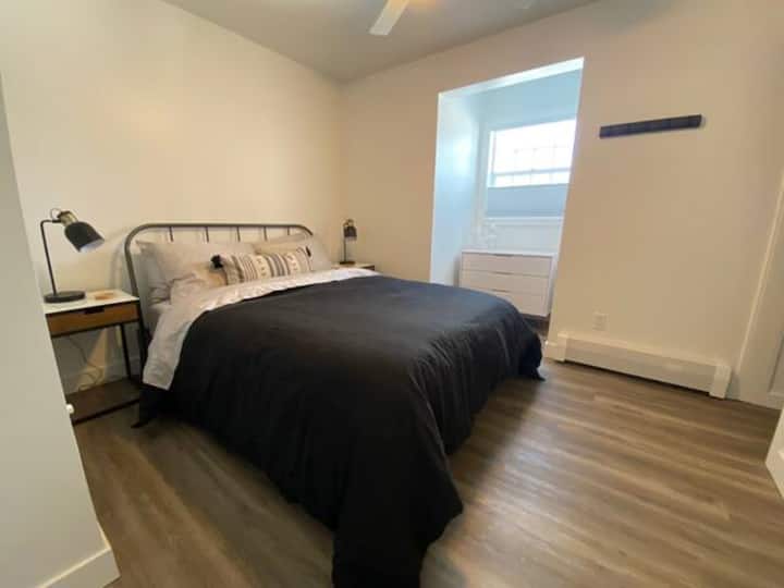 Chumba cha kulala; Kitanda aina ya Queen w/ Kisha