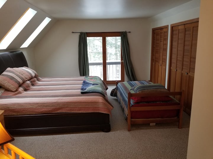 Основна спалня!  Само спалня на горния етаж!  Остъклени капандури на тавана и самостоятелна тераса, за да подишате малко въздух!  Много гардеробно помещение!  Допълнително легло и детско креватче за тези малки!