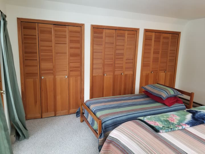 Друг изглед към главната спалня!