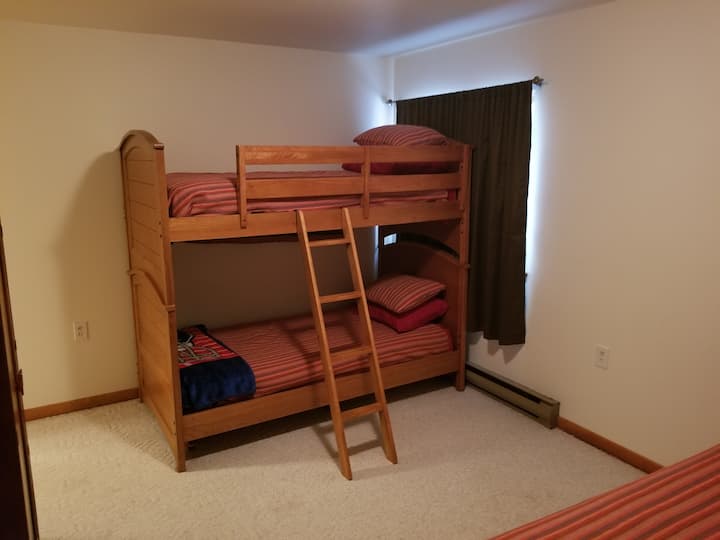 Спалня на основния етаж с двойно легло queen size и двуетажни легла в пълен размер!  