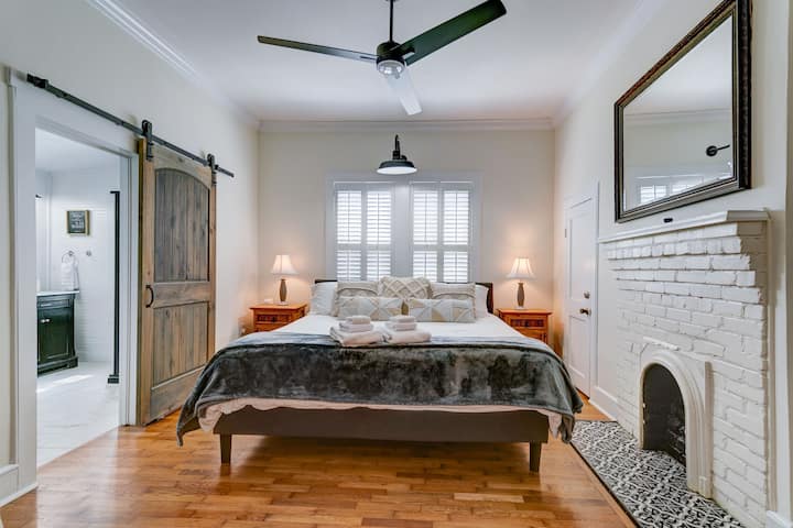 Примарна спална соба на главното ниво.
Брачен кревет, телевизор со звучен бар, вентилатор на таванот, примарна бања прицврстена со плакар.