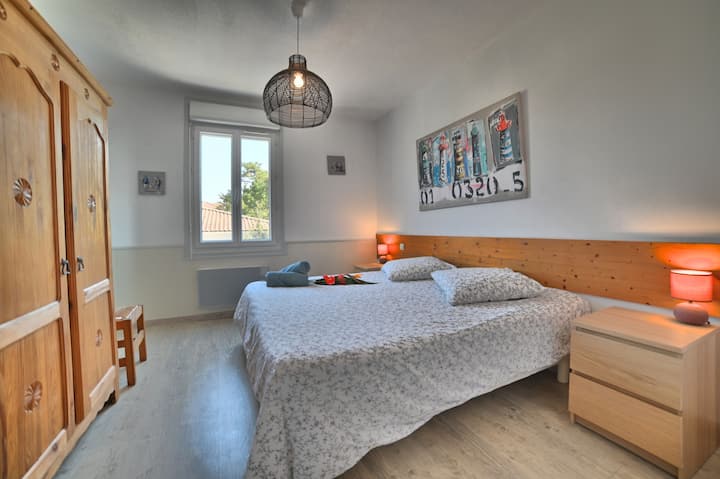 Chambre 1 avec son grand lit de 180