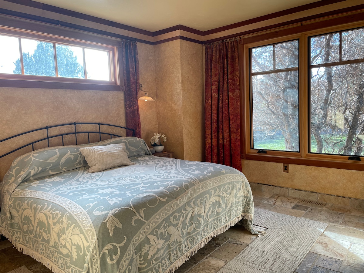 Super comfortable well lit bedroom with blackout curtains and King bed that gives you room to move your legs. Sharper Image sound machines on each side.

Tall people say, "This place was built for tall people".

Also built for a good night's sleep!