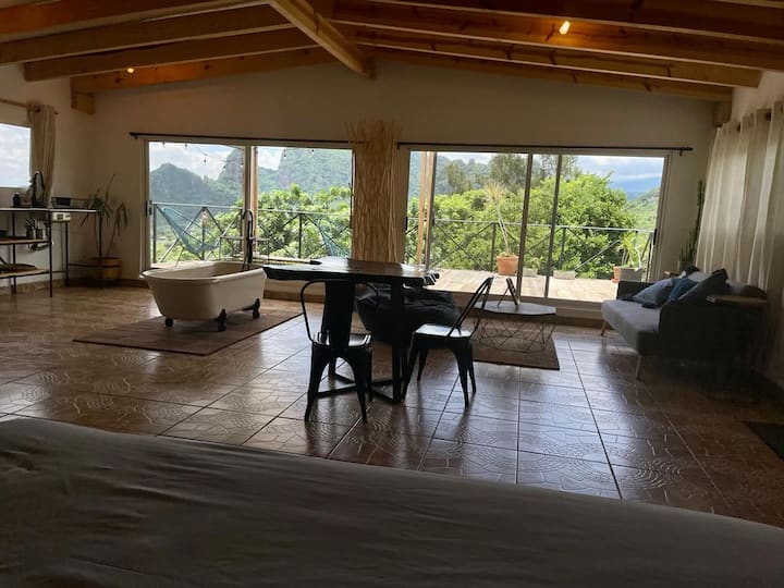 Loft de un solo ambiente con tina vintage y vista a la montaña