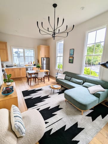 Modern Victorian Condo (3BD/2BA)