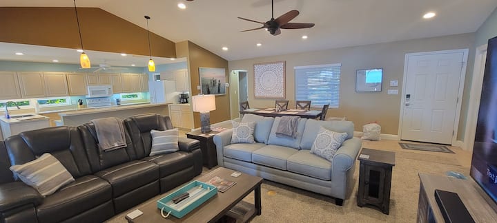 غرفة المعيشة وغرفة الطعام والمطبخ