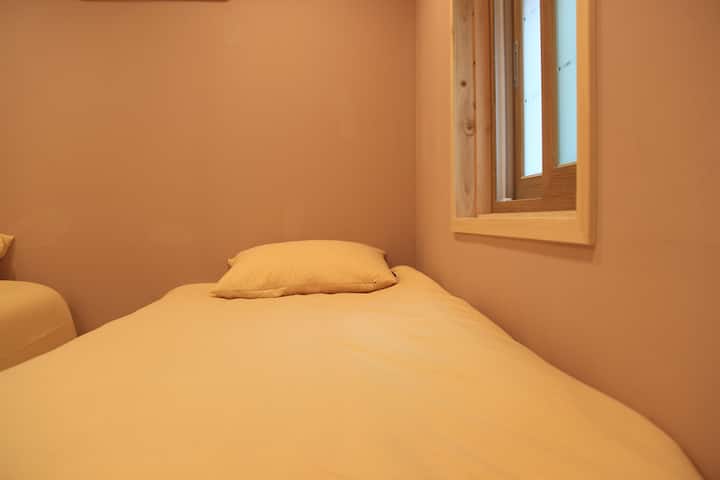 2 sobe s 2 kreveta za jednu osobu