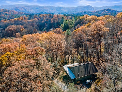 Secluded Cabin!  Renovated w Game Room, Hot Tub...