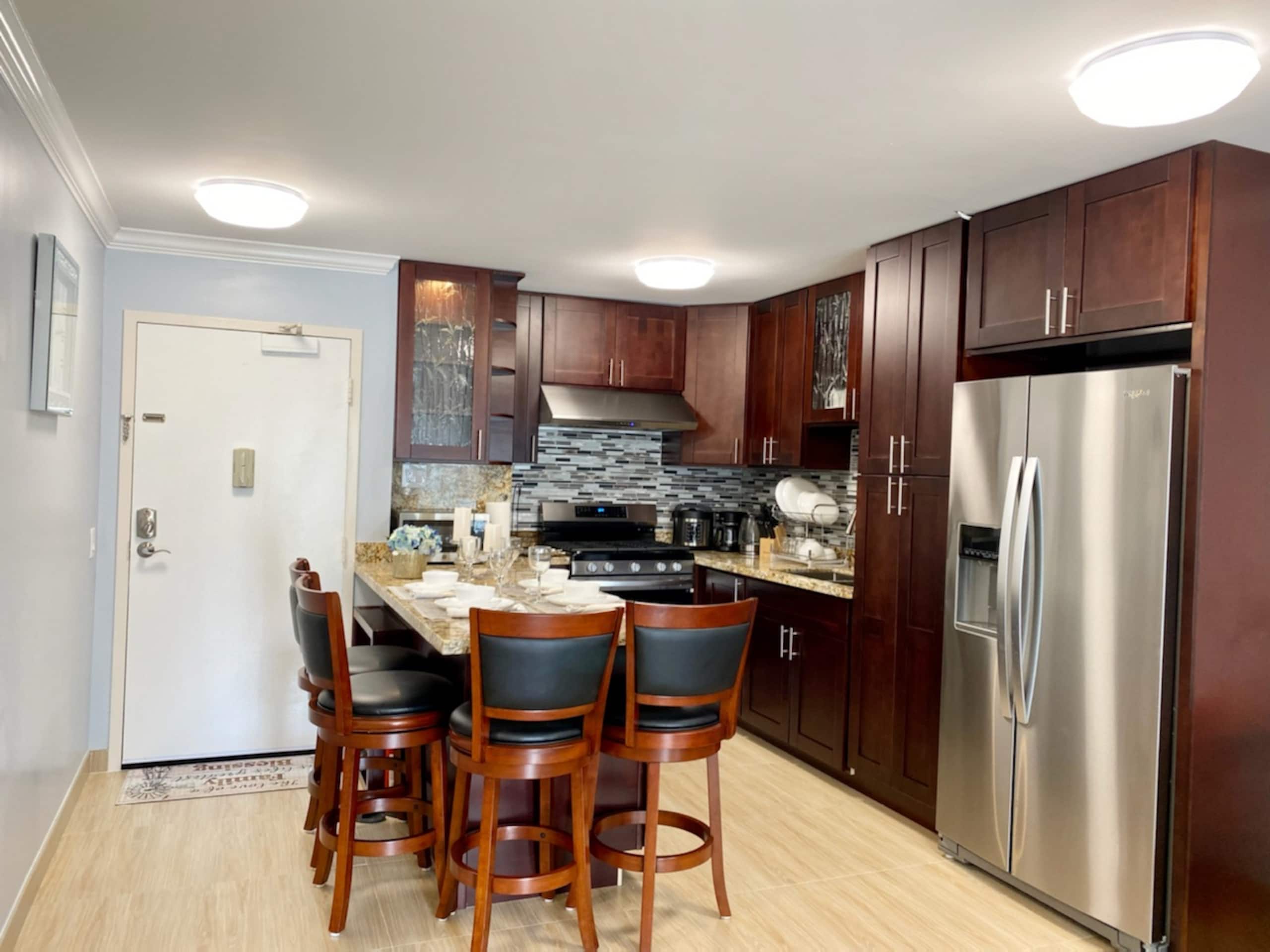 Condo in Honolulu · ★4.86 · 2 bedrooms · 4 beds · 2 private baths - Image 5