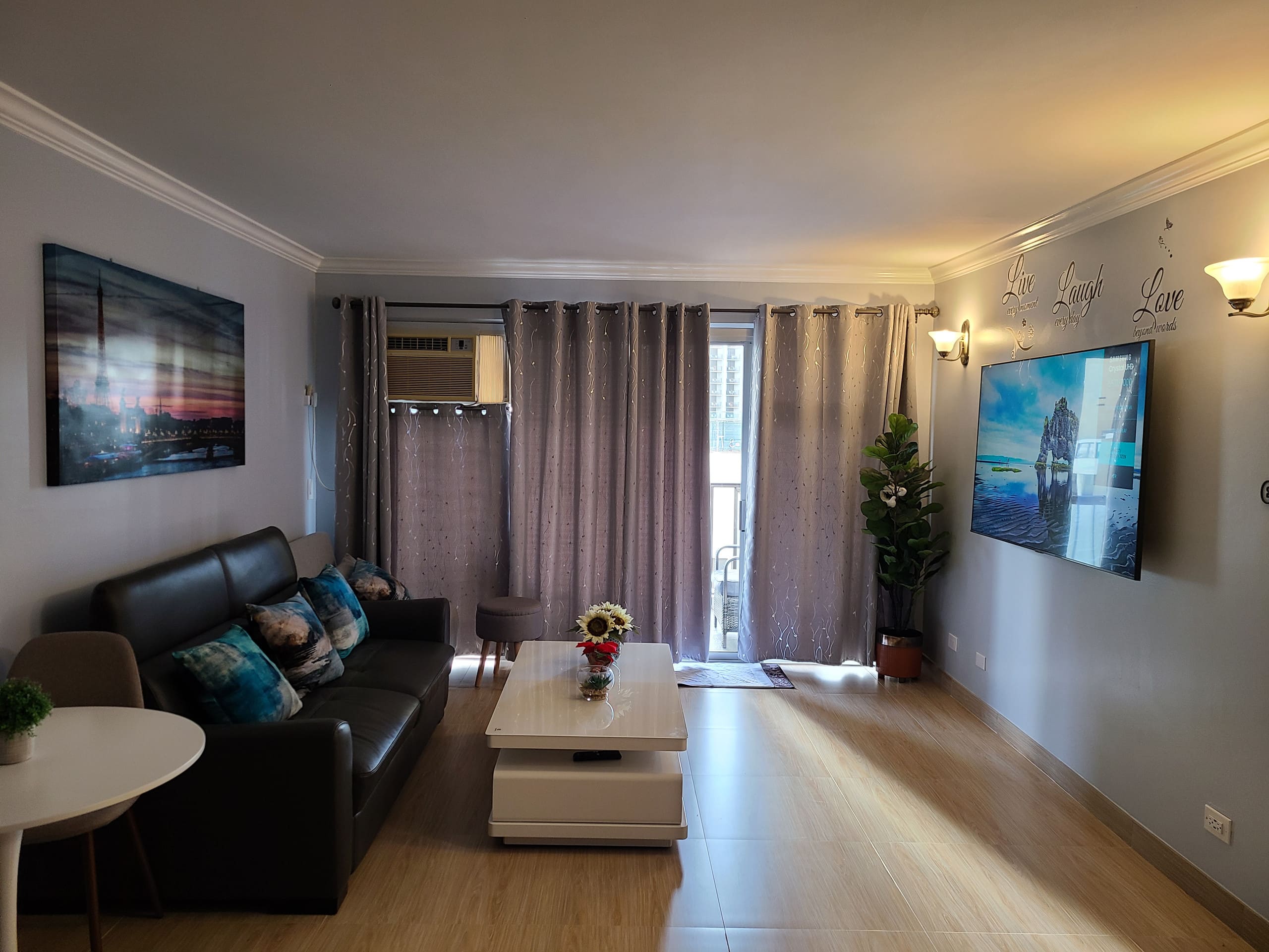 Condo in Honolulu · ★4.86 · 2 bedrooms · 4 beds · 2 private baths - Image 3