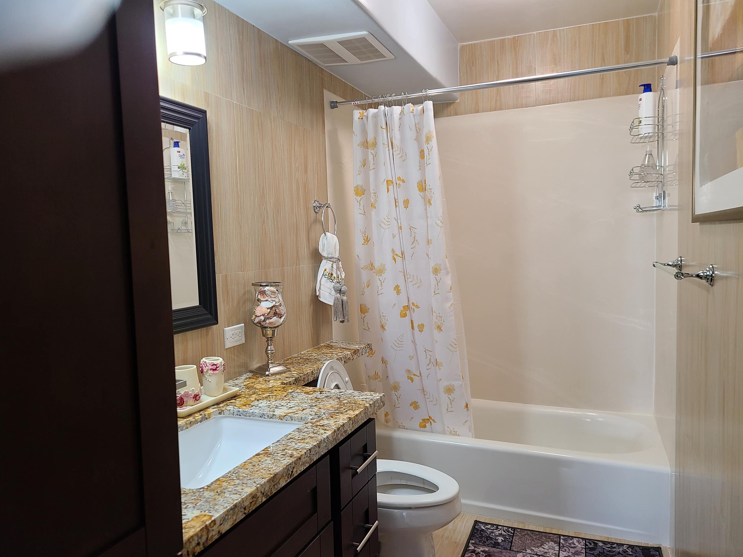 Condo in Honolulu · ★4.86 · 2 bedrooms · 4 beds · 2 private baths - Image 12