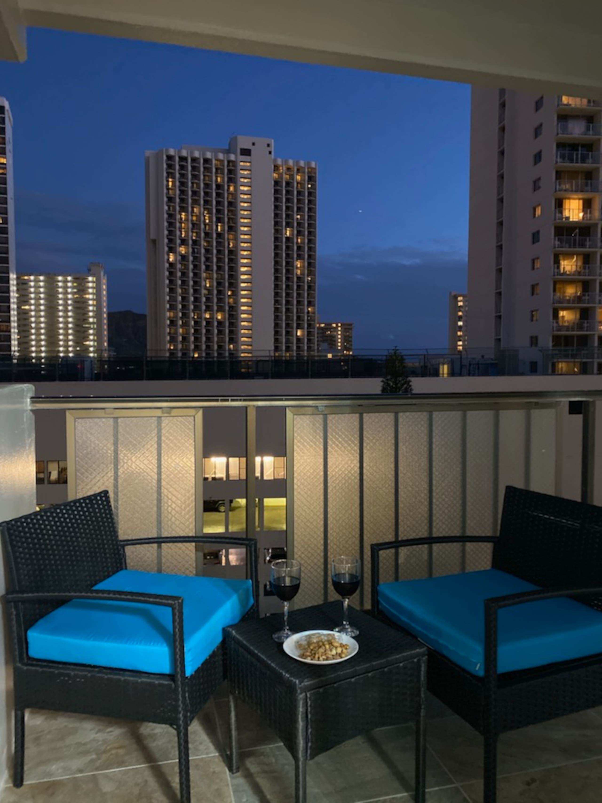 Condo in Honolulu · ★4.86 · 2 bedrooms · 4 beds · 2 private baths - Image 16