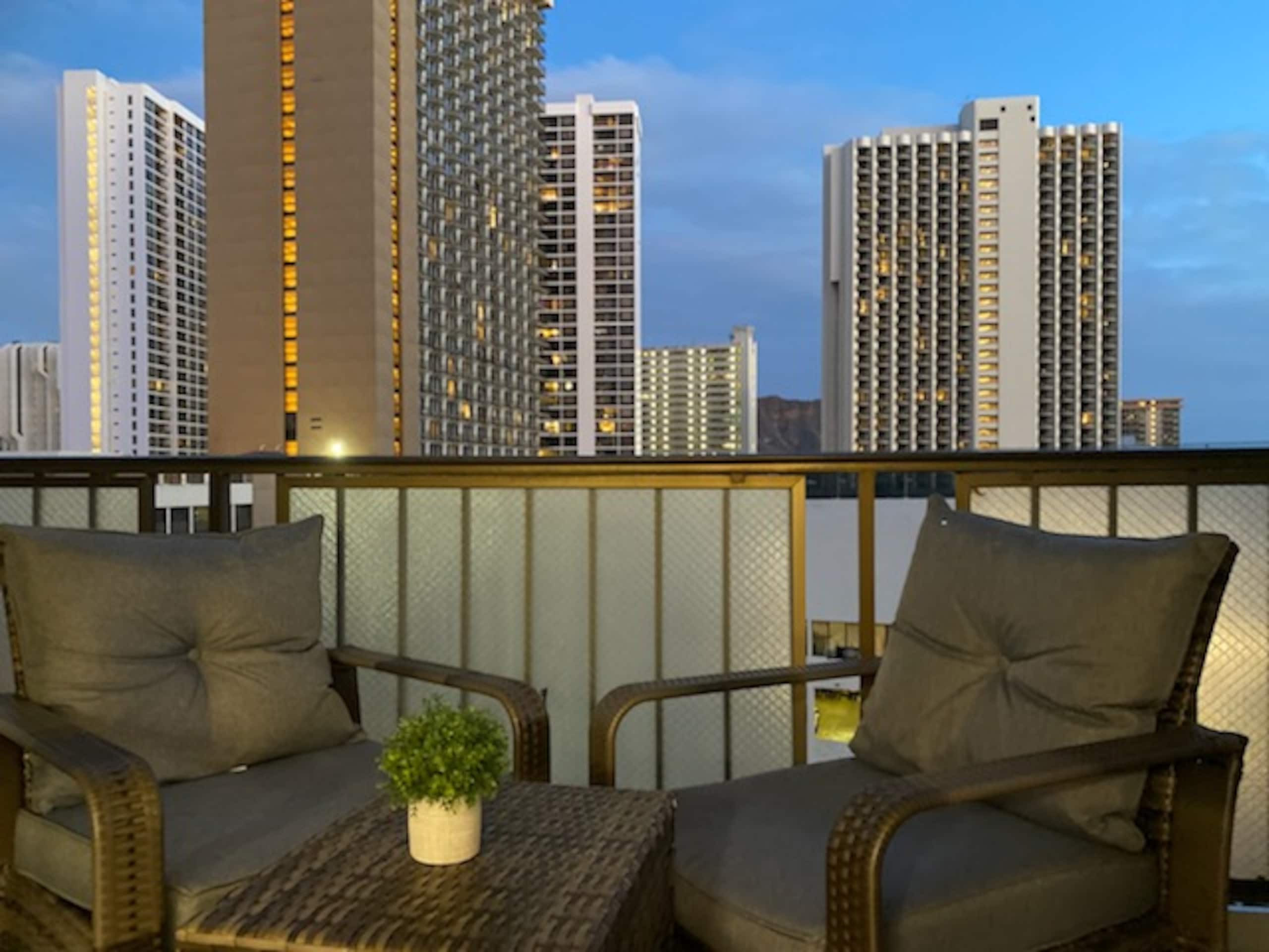 Condo in Honolulu · ★4.86 · 2 bedrooms · 4 beds · 2 private baths - Image 14