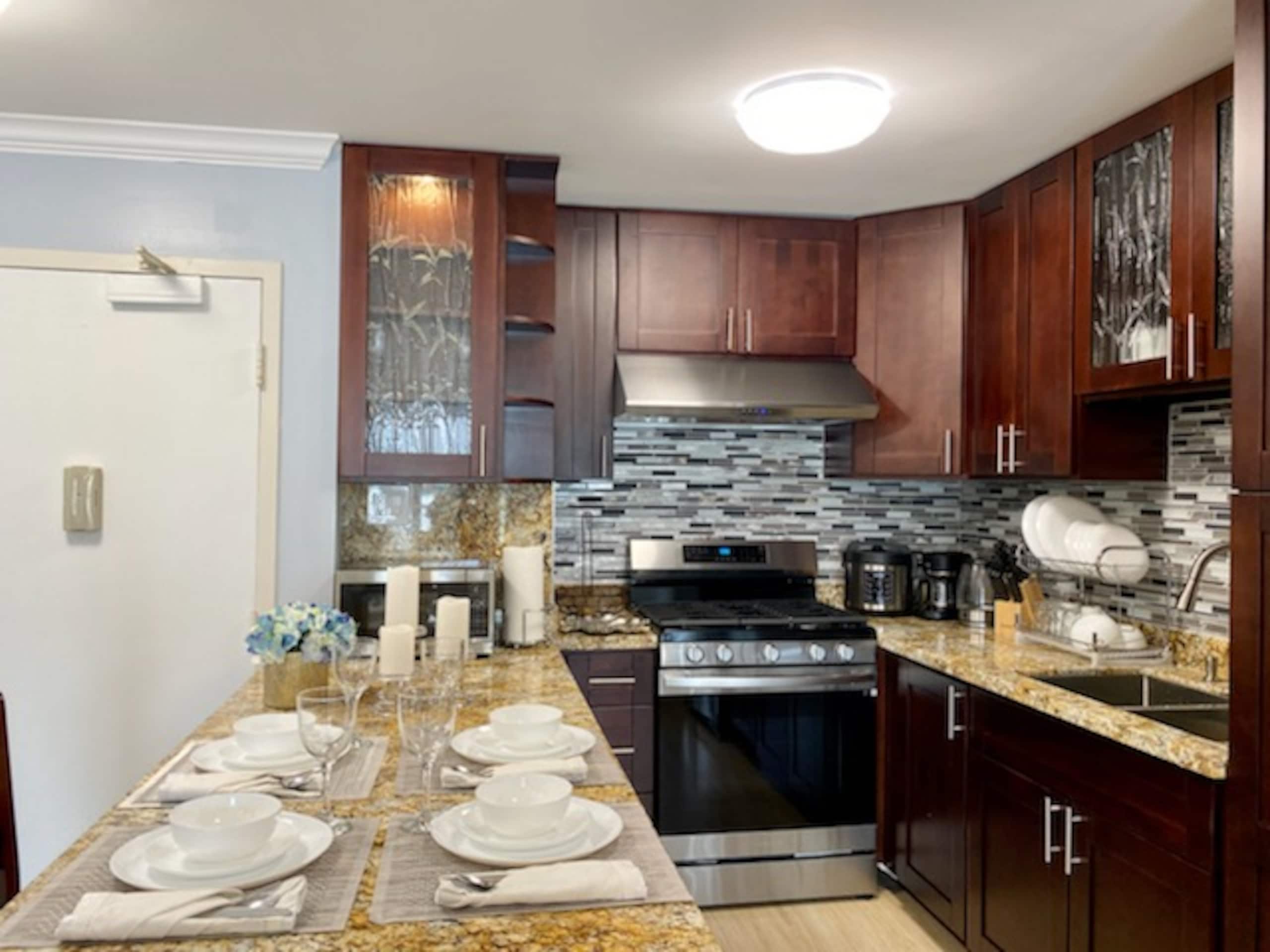 Condo in Honolulu · ★4.86 · 2 bedrooms · 4 beds · 2 private baths - Image 6