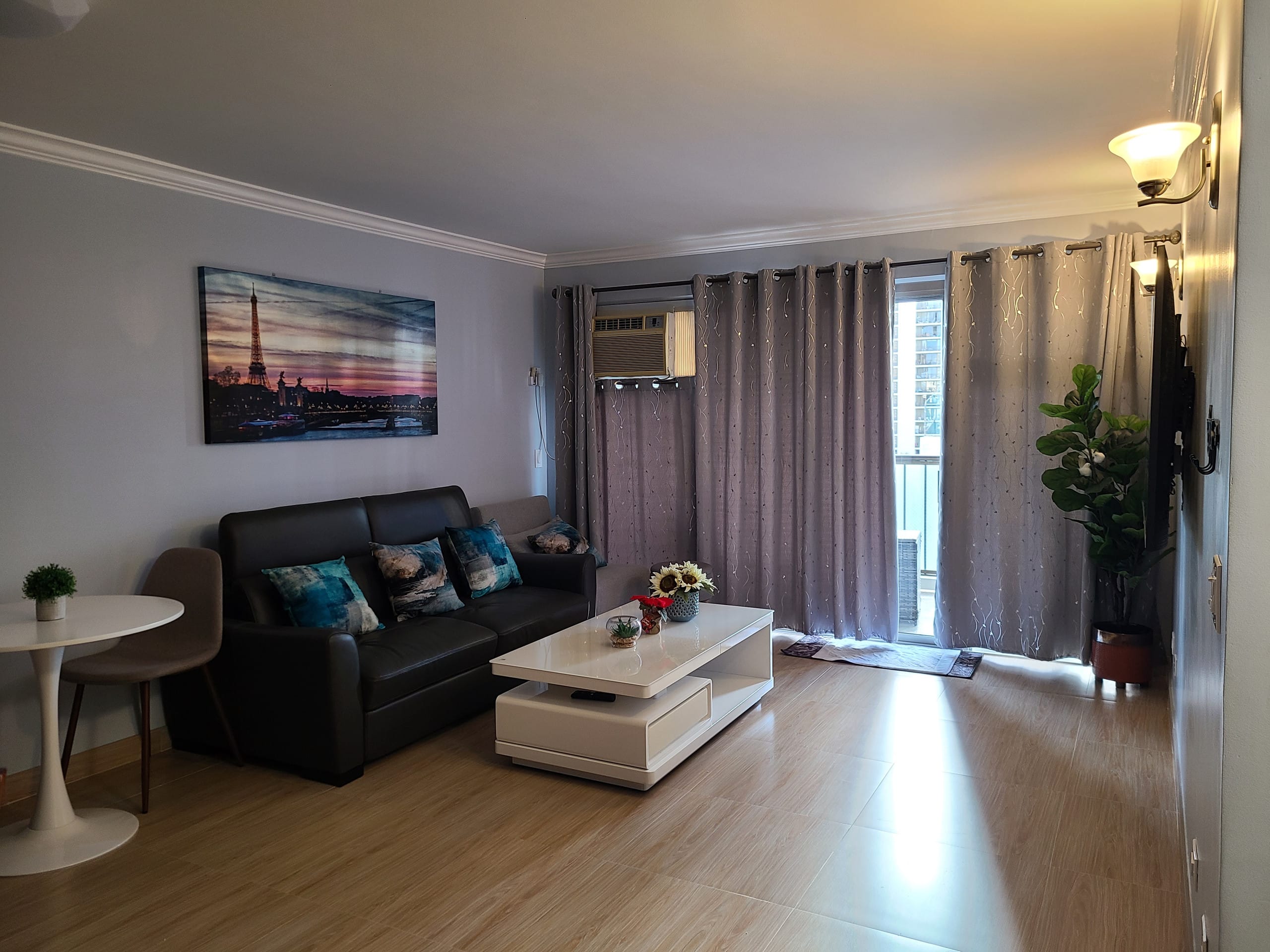 Condo in Honolulu · ★4.86 · 2 bedrooms · 4 beds · 2 private baths - Image 4