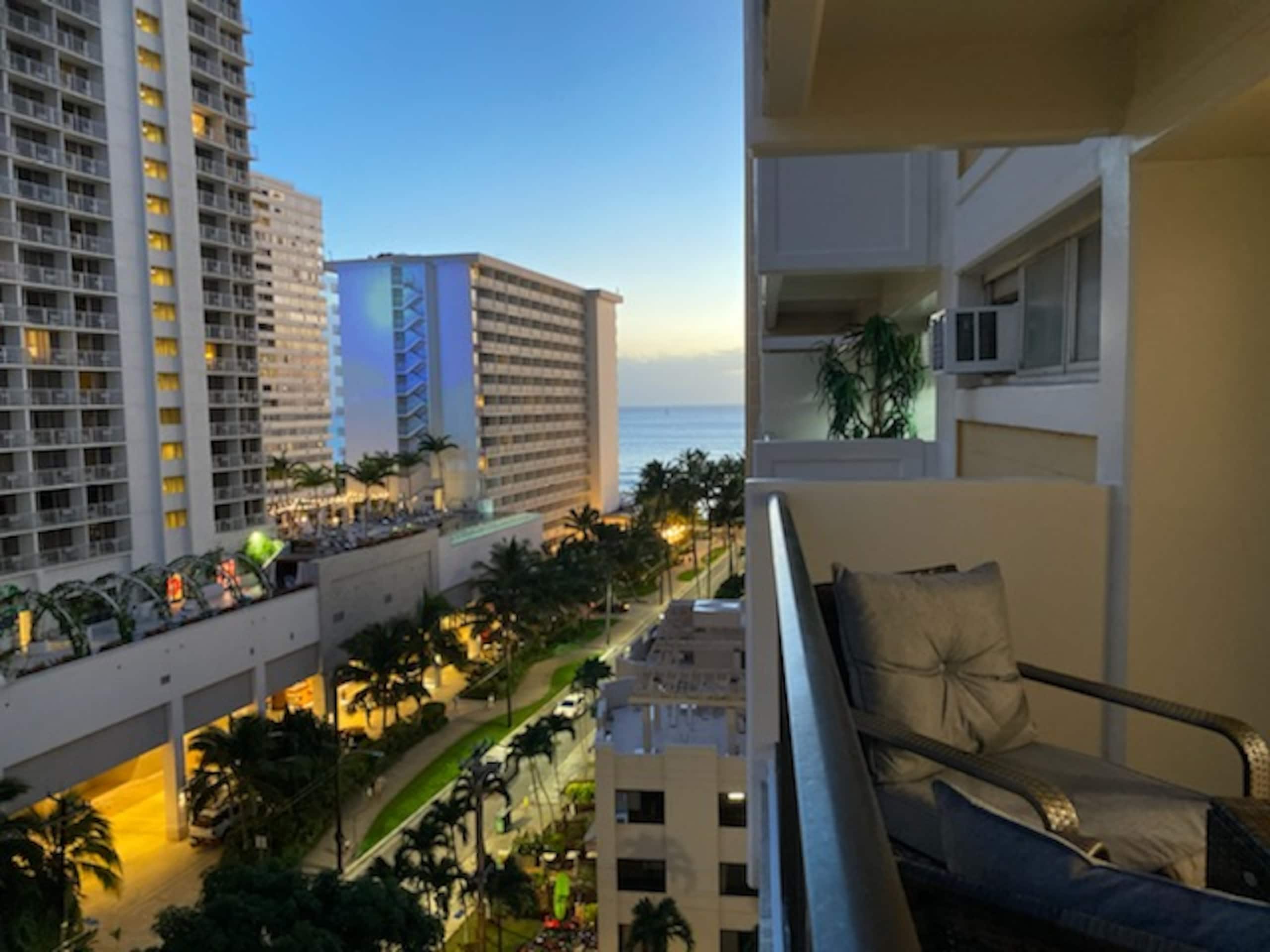 Condo in Honolulu · ★4.86 · 2 bedrooms · 4 beds · 2 private baths - Image 15