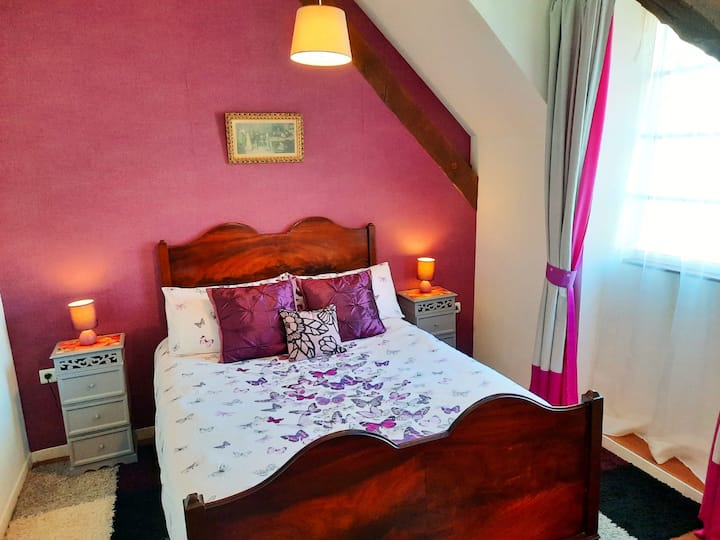 This double room offers a wonderfully comfortable bed with en-suite shower room. It also has a comfortable seating area, large wardrobe and draws.