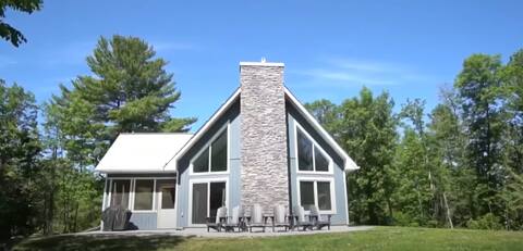 Welcome to the Hawk's Nest - 4 Season Cottage