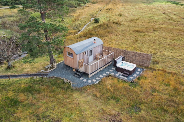 Driftwood Cabin & Hot Tub by Loch Torridon.