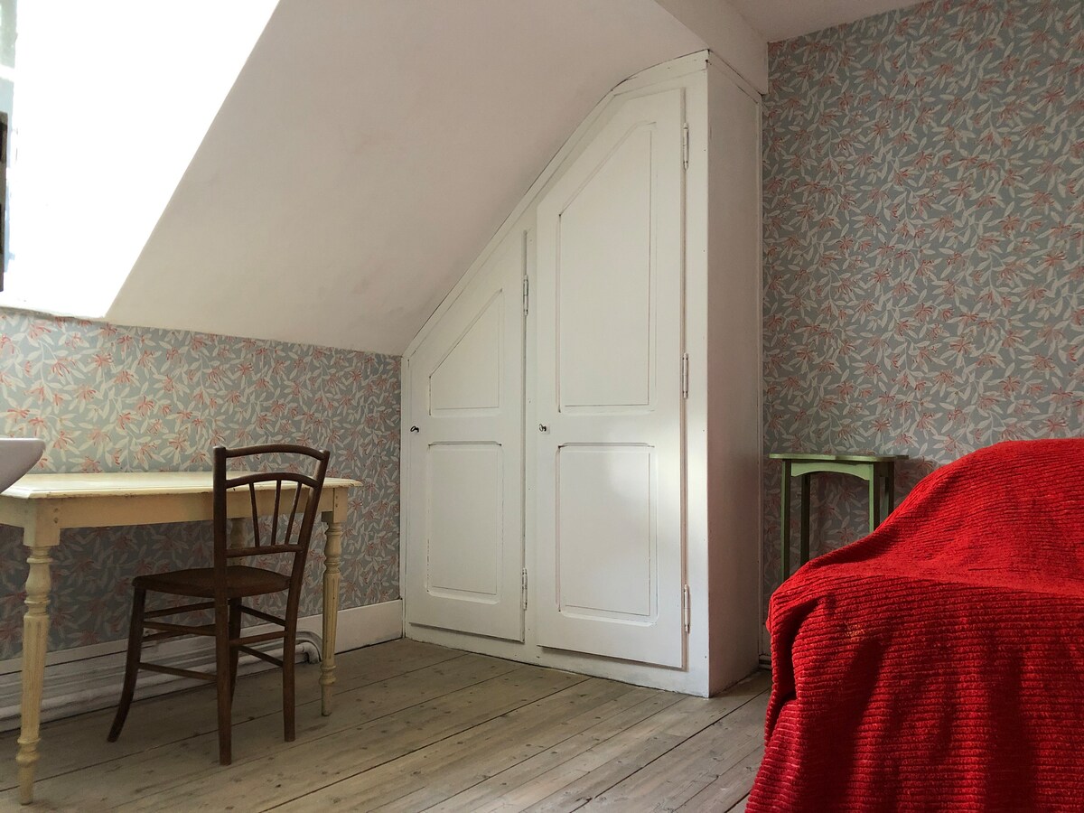 ห้องนอนใต้หลังคา