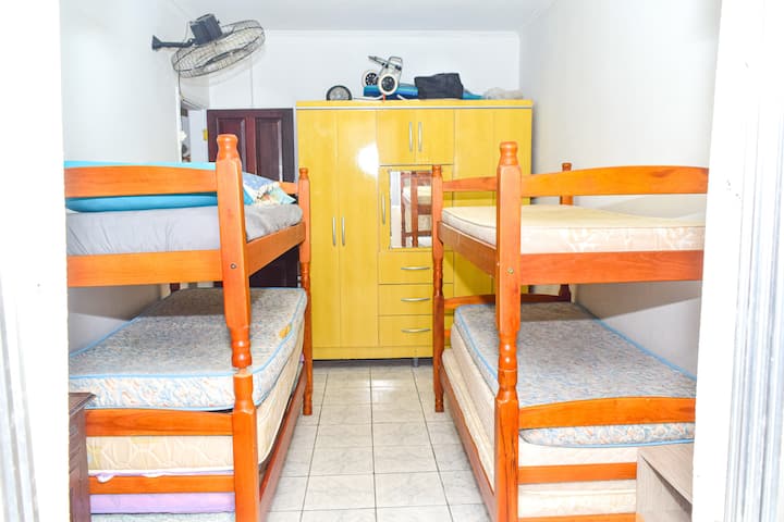 Spavaća soba s 2 kreveta na kat i prostranim ormarom