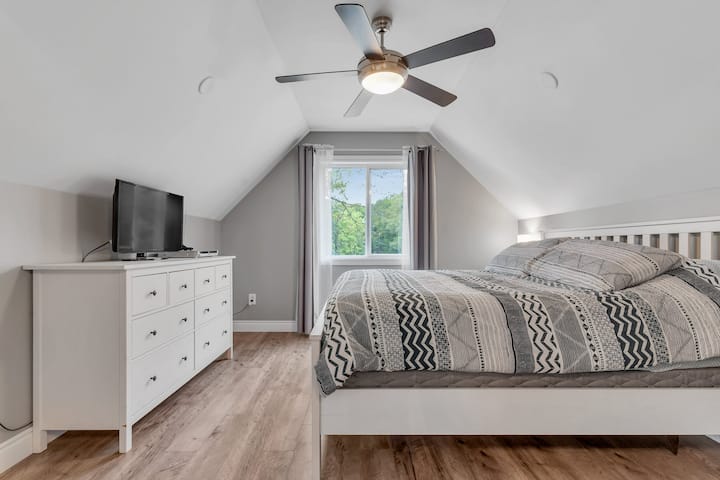 带加大双人床的主卧