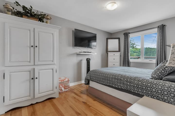 2楼带双人床的卧室