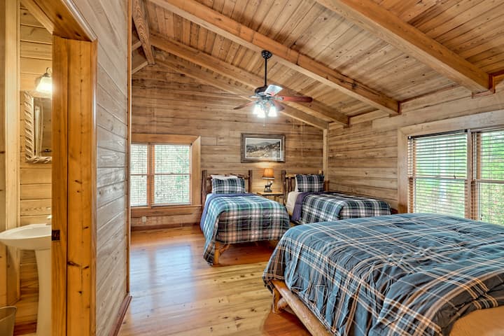 Familiesuite # 2 

"We vierden de 40e verjaardag van mijn man een Peacock Parc met 12 vrienden en vonden het geweldig! De hut is zo mooi, schoon en meer dan genoeg ruimte voor 14 volwassenen om veel ruimte te hebben." - Brandi W.