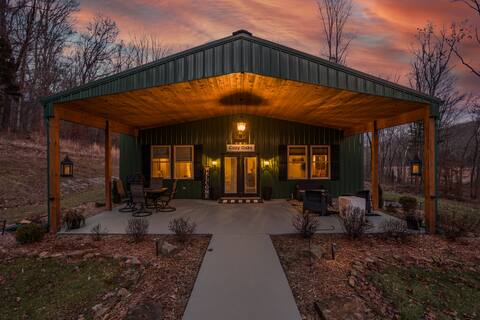 Cozy Oaks Barndominium. LUXURY home in the woods
