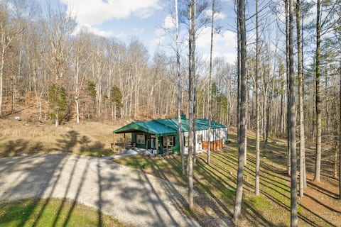 Cozy Oaks Barndominium. LUXURY home in the woods