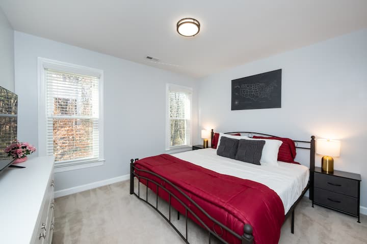 Tercer dormitorio con cama tamaño king, TV inteligente y vestidor 