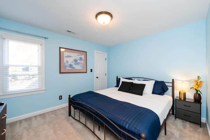 Segundo dormitorio con cama tamaño king, TV inteligente y vestidor. 